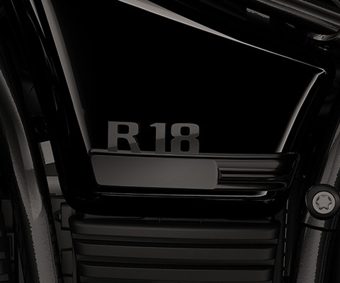 専用のR 18バッジ