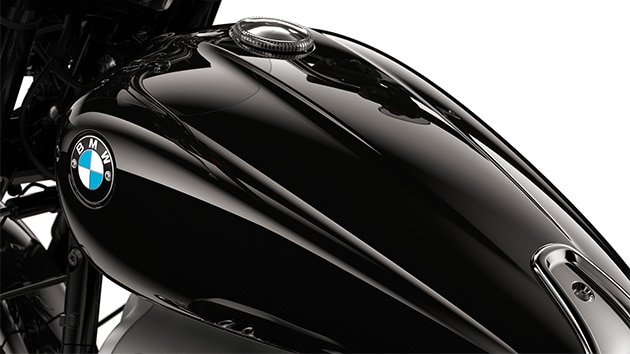 象徴的なBMWロゴと漆黒のタンク